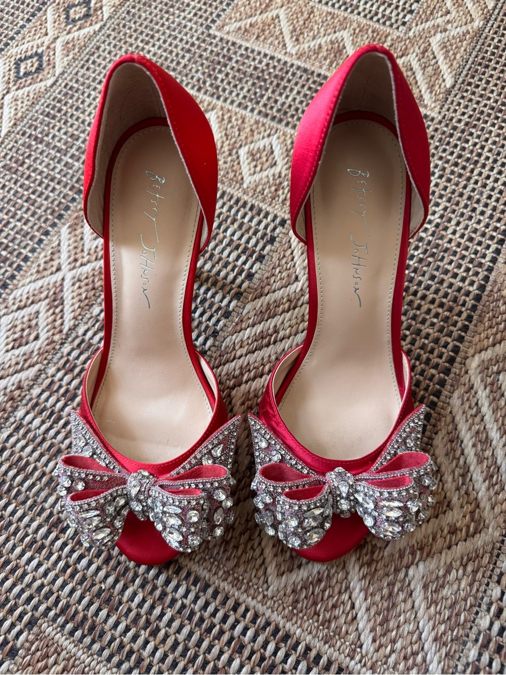 BETSEY JOHNSON Red Satin Peep Toe Heels w/ Crystal Bow Size 8.5 - Picture 2 of 6